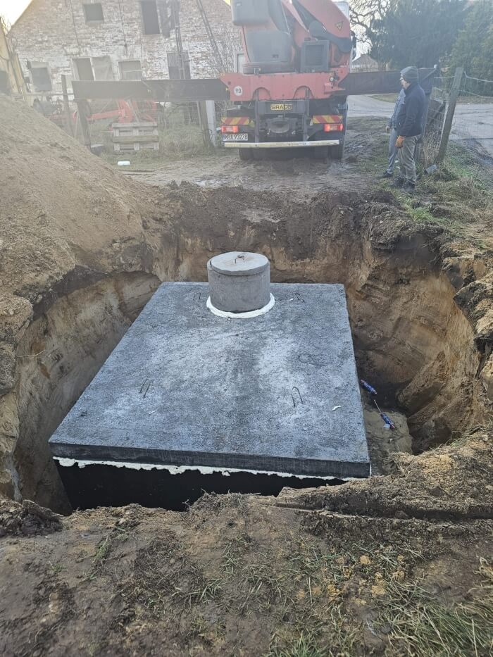 Montáž těsné betonové jímky pomocí jeřábu HDS. Realizace pro klienta z Roudnice nad Labem